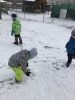 dělat koule za sněhu nás baví 